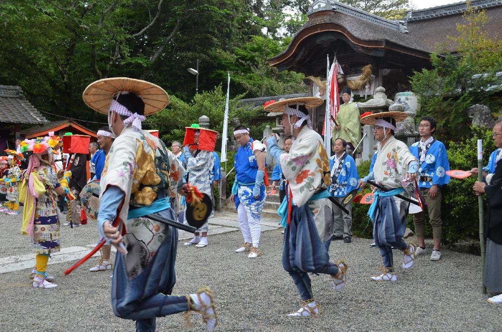 「草津のサンヤレ踊り」とは、草津市内の7つの地域（矢倉・下笠・片岡・長束・志那・吉田・志那中）に伝わる民俗芸能で、5月3日に市内の各地で行われています。